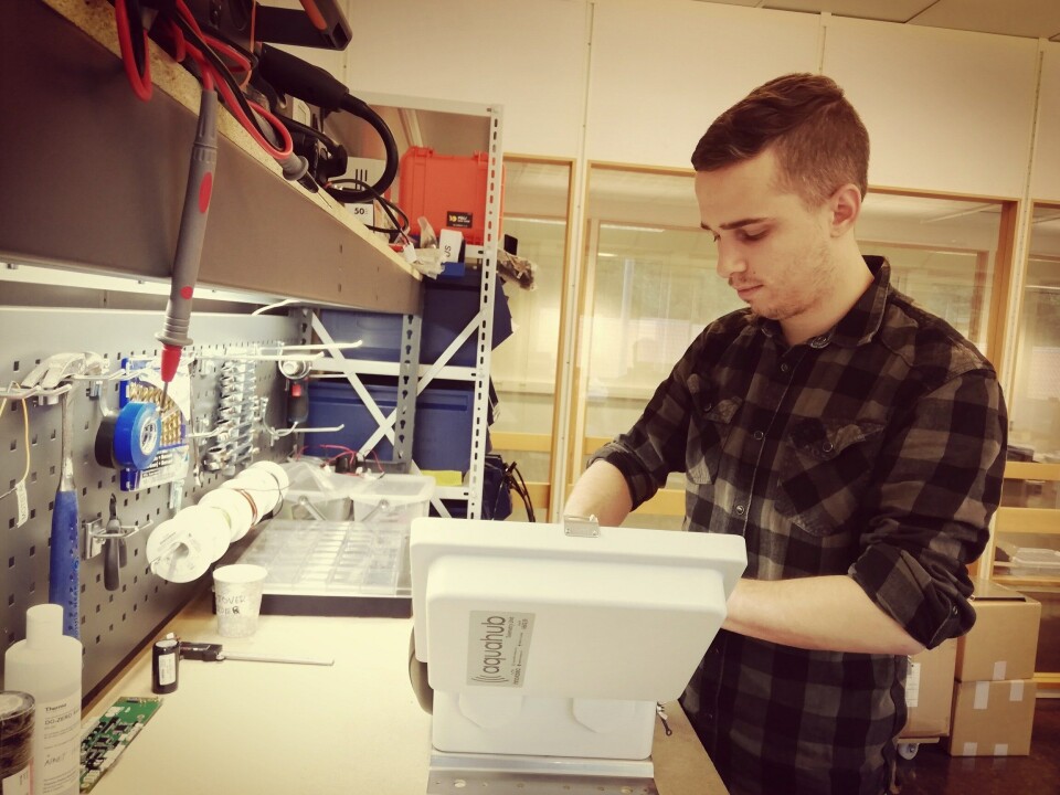 Henrik Lien gjør klar utstyret som skal settes ut i sjøen hos oppdrettere. Foto: InnovaSea Akvakultur.