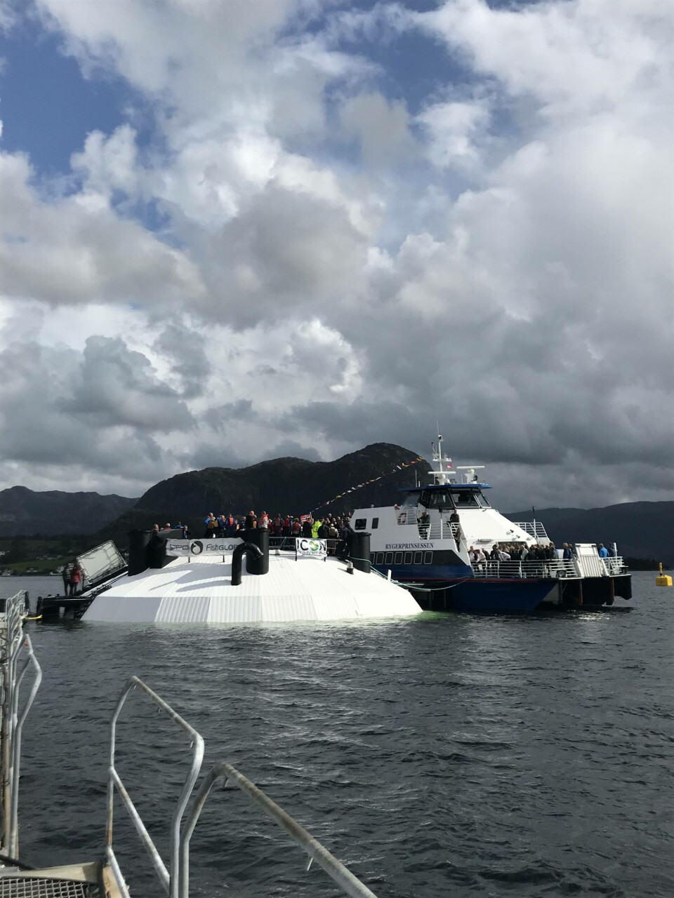 Postsmoltglobe ble døpt i dag, 20. august av Nina Grieg i Lysefjorden. Foto: FishGLOBE.