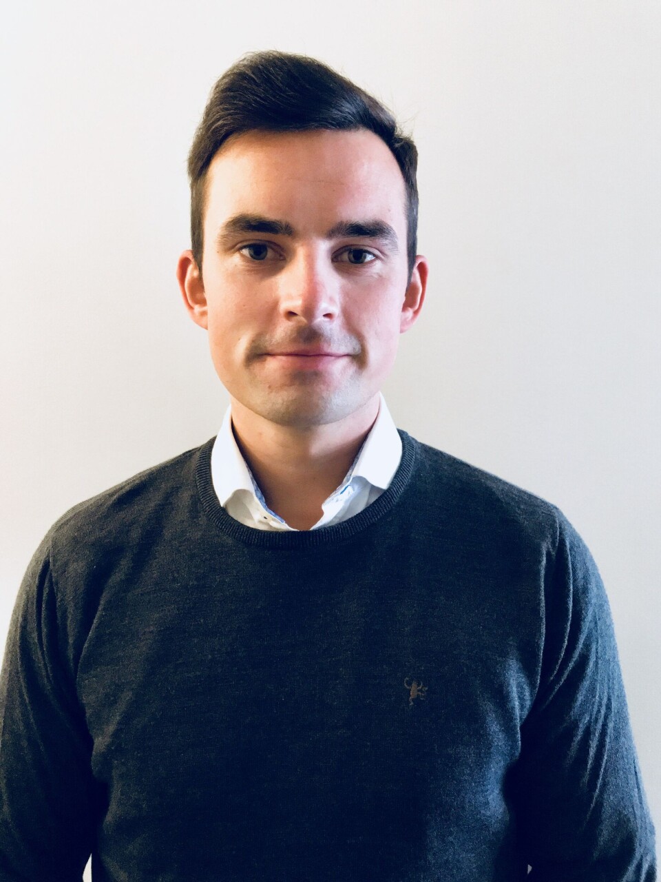 Morten Lernes (27) sier det er mye å sette seg inn i hos AKVA Group Software, men han trives godt og har blitt godt tatt i mot på sin nye arbeidsplass. Foto: Privat.