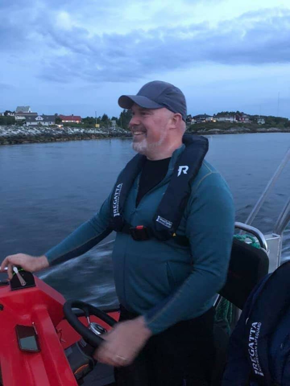Leif A. Stavøstrand ved spakene på det som trolig er verdens raskeste el-båt. Foto: Evoy AS