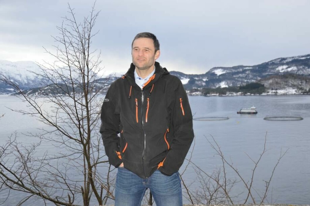 Erlend Haugarvoll, styreleder i Lingalaks. Bak han kan man se fôrflåten «Aud», i Saltkjelen, der fisken har blitt fôret på marine algeoljer siden oktober 2018. Foto: Ole Andreas Drønen