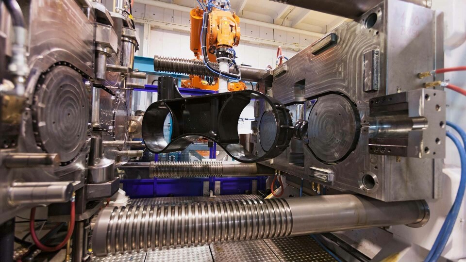Hos Plasto tester studenter prøver av ulike typer plast i et UV- kammer. Resultatene vi si mye om muligheter for gjenbruk. Foto: Plasto. Hos Plasto tester studenter prøver av ulike typer plast i et UV- kammer. Resultatene vi si mye om muligheter for gjenbruk. Foto: Plasto.