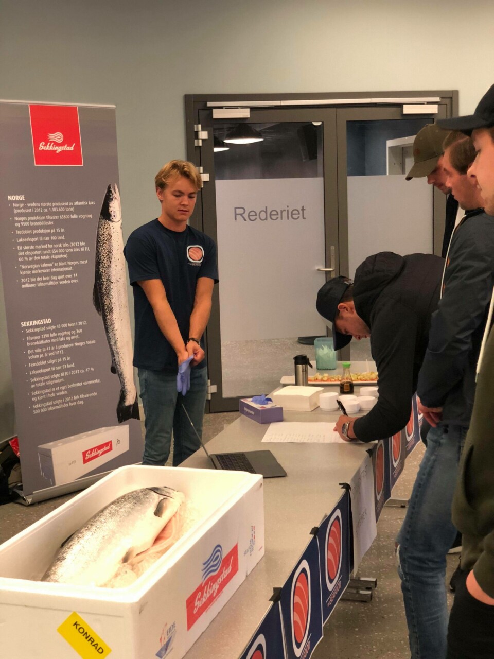 Eirik Bjørnstad samler signaturer under standen til BIS Seafood på BI. De har nå fått inn over 30 søknader fra studenter som ønsker å bli en del av styret.