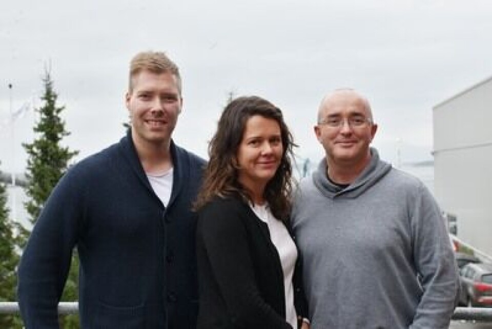 TEAM RENSEFISK: Fra venstre Martin Davidsen, produktsjef rensefisk, Margunn Sandstad, fagsjef fiskehelse og Eamonn O`Brien, global produktsjef startfôr marine arter. Foto: Skretting