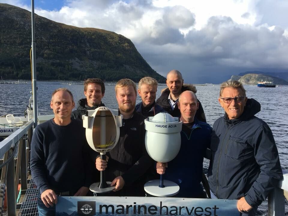 Prosjektmøte for Egget på lokalitet Rundareimstranda i Selje. Her skal det første Egget testes. Driftsleder Gunnar Silden og staben forbereder seg før Egget skal på plass. Foto: Hauge Aqua.