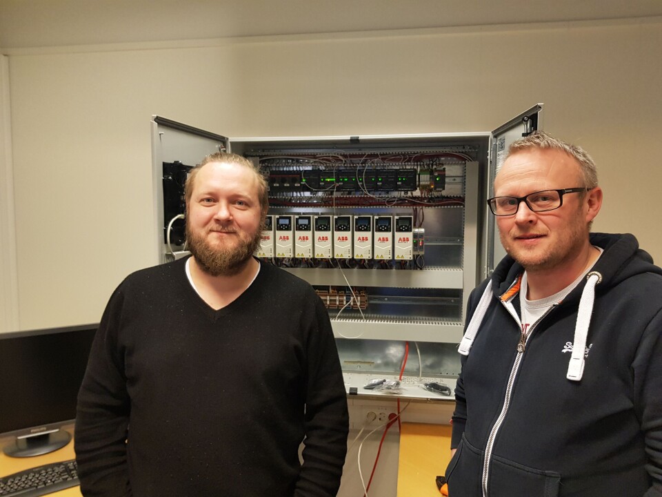 Alf Helge Møgster t.h på det nye kontoret til Fluctus i Kolbeinsvik i Austevoll. Her avbildet sammen med Runar Hatlevik som er produktleder for fôrflåter. Foto: Fluctus.