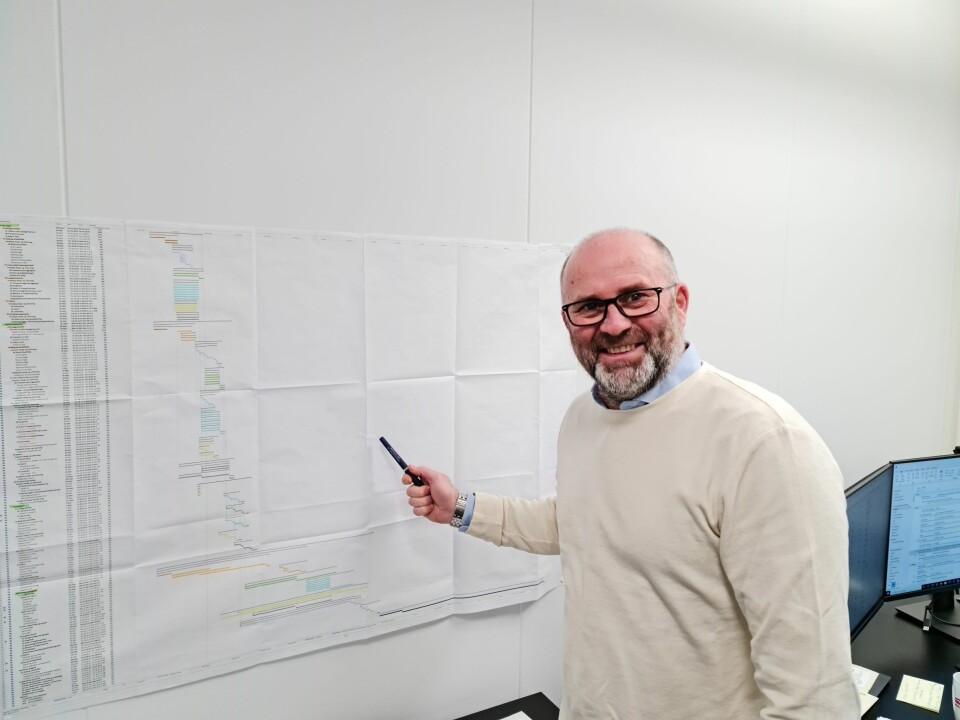 Helge Albertsen med prosjektplan. Foto Gigante Salmon.