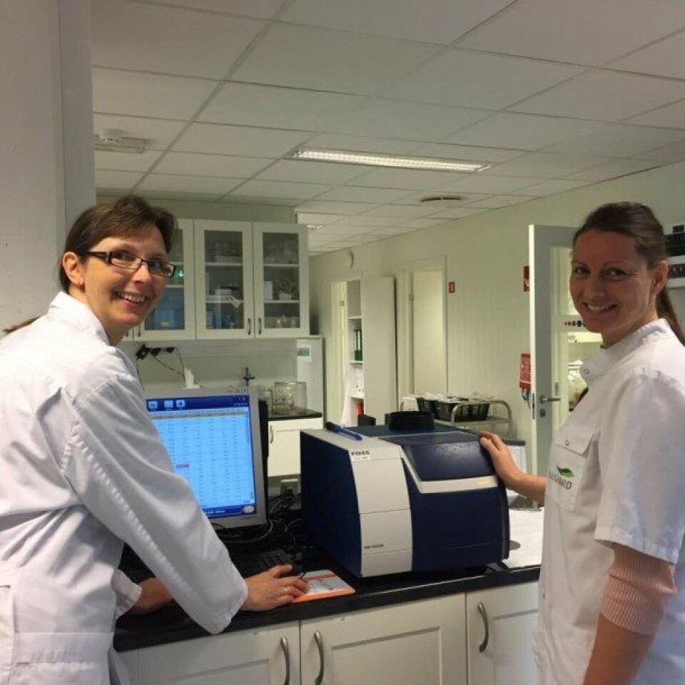 Fra venstre: laboratorieleder Monica Kråkenes og laboratorieteknikker Rikke Itland. Foto: Eurofins