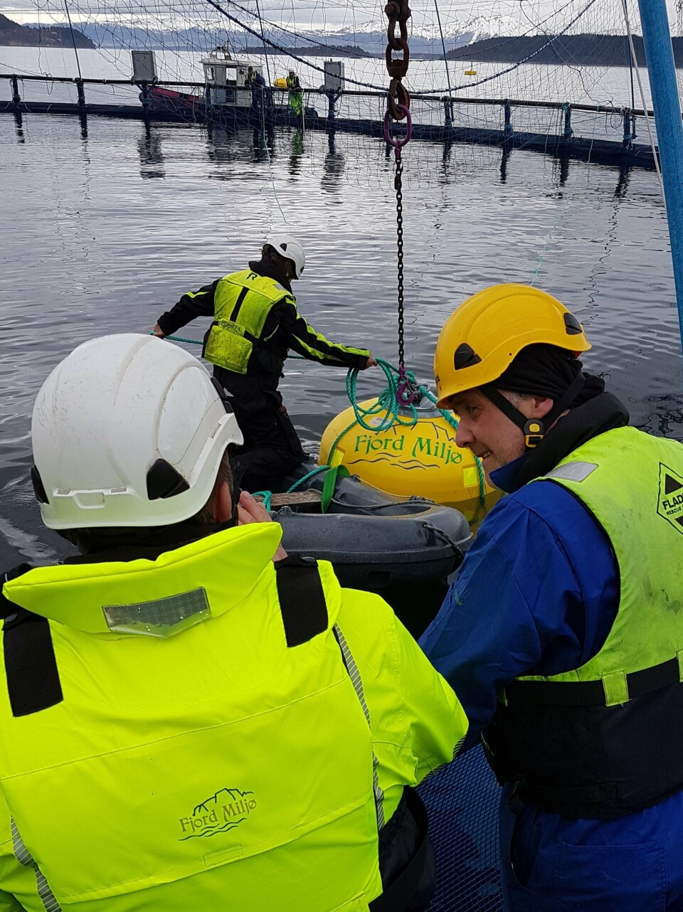 Sven Jørgen Strømmen, Fjord Miljø, i samtale med driftsleder i Salmar Farming, Lars Kjetil Hunnes, med Strømmenrøret i bakgrunnen. Bakert i bildet ser man styringsskapet. Foto: Fjord Miljø.