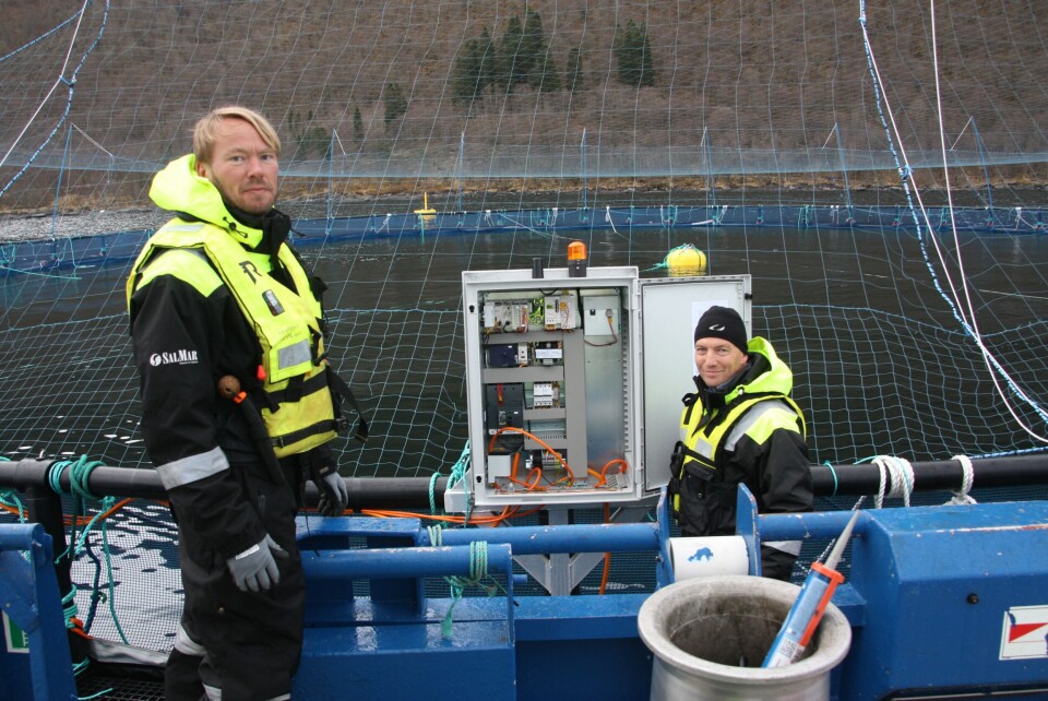 Bildet er tatt i forbindelse med oppstart av første pumpe. Fra venstre: Erik Ova og John Hjelset fra Schneider Electric. Foto: Fjord Miljø.