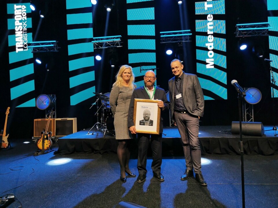 Prisen ble delt ut under Transport & Logistikk i Lillestrøm i går, torsdag. F. v. Eirill Bø (juryleder og dosent ved BI,), Carl Erik Arnesen (styreleder i Hav Line) og Øyvind Ludt (redaktør i Moderne Transport). Foto: Thomas Witsø-Bjølmer/Moderne Transport (med tillatelse).