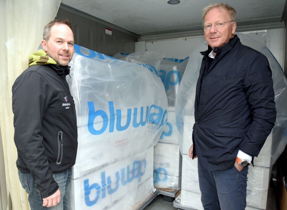 Fabrikksjef Eskil Laukvik (til venstre) hos SinkabergHansen og Ola H. Strand, representant for BluWrap i Norge, ved paller pakket etter den aktuelle metoden til BluWrap. Foto: Tom Lysø.