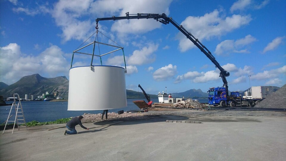 Mottak av de første karene, til den nye påvekstavdelingen. Disse er produsert av Polarplast, transportert av Hansen Maskin & Transport As og løftet på land av Terje Halsan As. Foto: Aminor