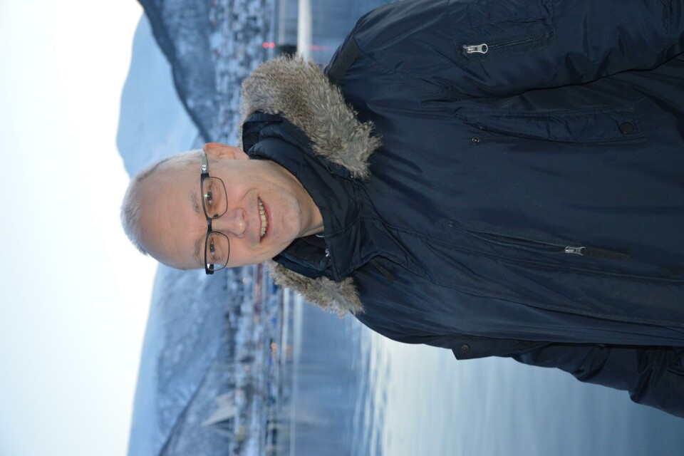 Paul Aandahl, analytiker i sjømatrådet foran kystens hus i Tromsø. Foto: Therese Soltveit.