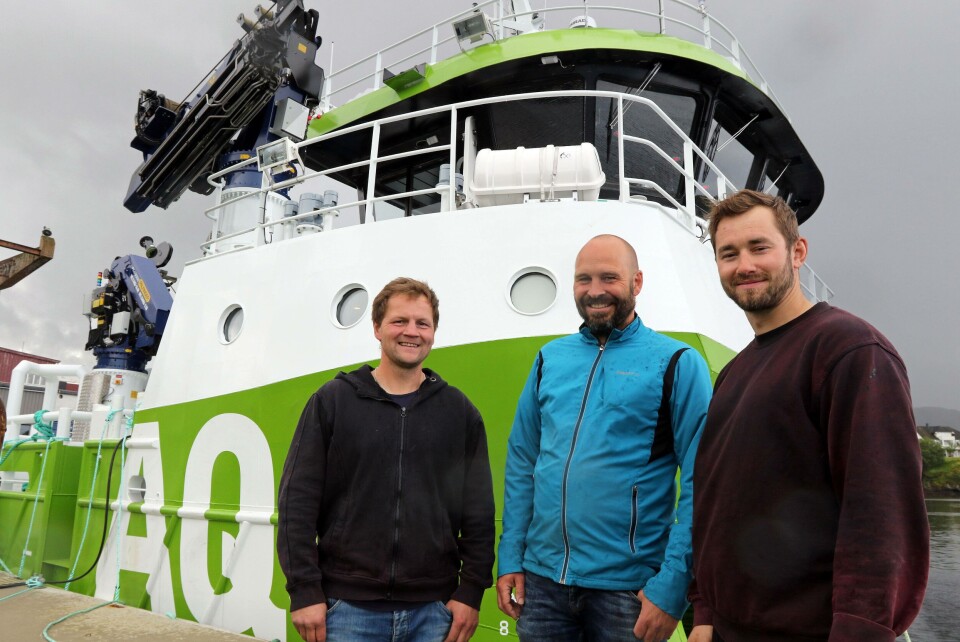 Skipper Tommy Moa (til venstre), operasjonssjef Stein Are Ystmark og matros og dykker Magnus Sundsfjord gleder seg til å ta i bruk den nye katamaranen, AQS Tyr. Foto: AQS