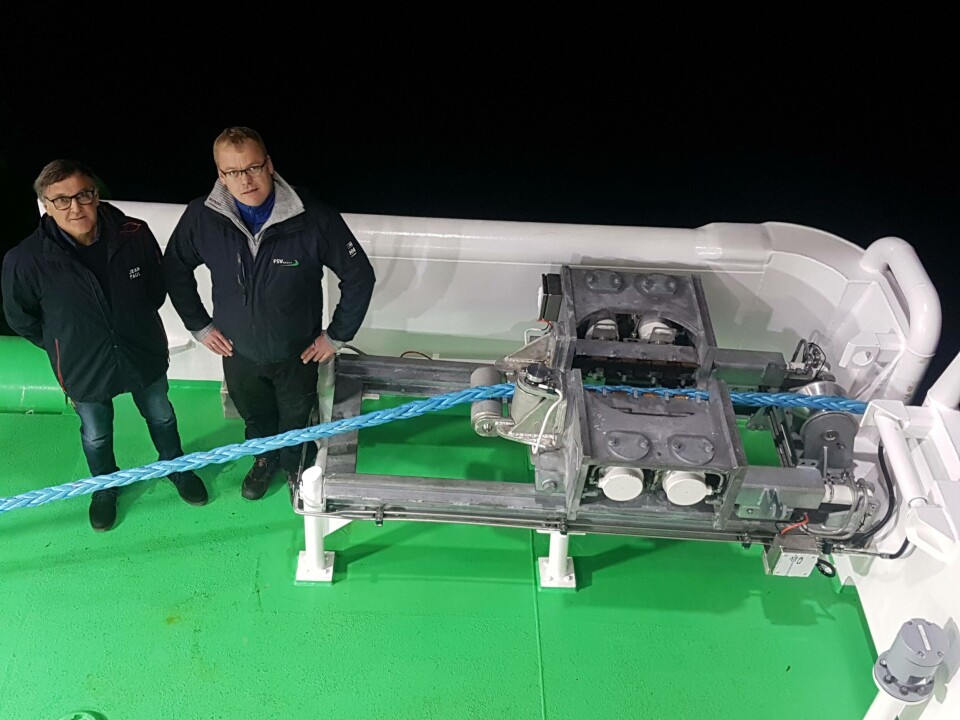 Oppfinner Thor Vaagland (til venstre) og teknisk sjef Endre Brekstad i FSV viser frem taulåsen montert på fartøyet ''Multi Innovator''. Foto: MB Hydraulikk.