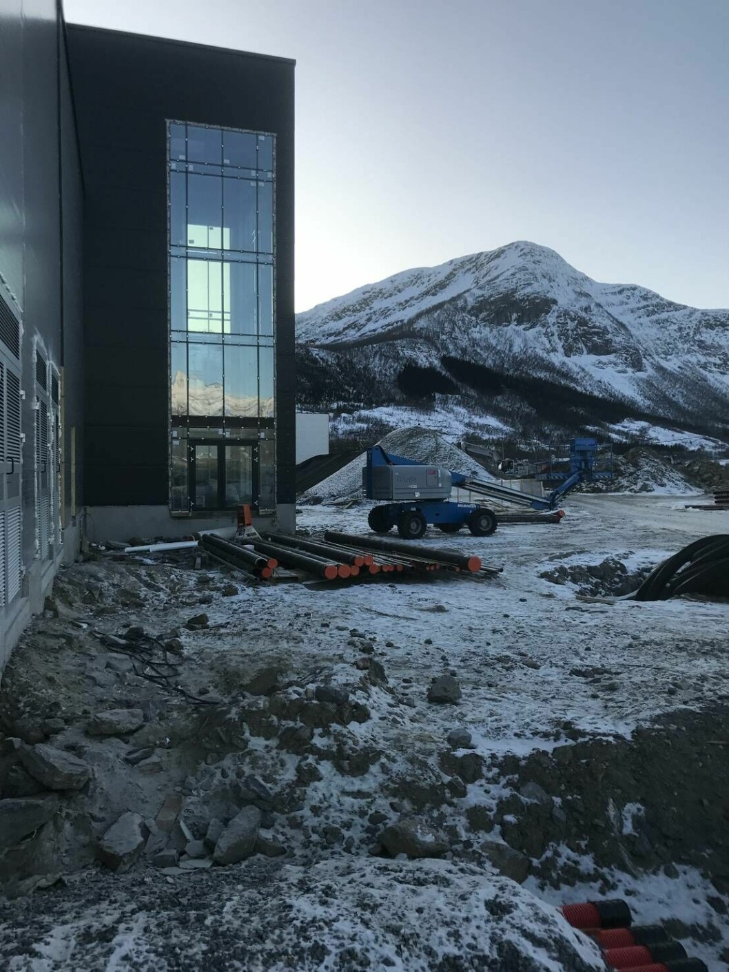 Inngangspartiet til det nye slakteriet til Cermaq på Steigen. Foto: Espen Tverback/Cermaq
