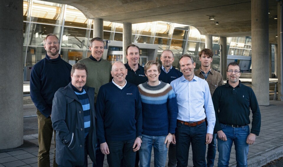 Bilde av ansatte i ScaleAQ, Cermaq og Biosort: Personer i bildet, fra bakerst til venstre: Harald Tronstad, Bernt Saugen, alle BioSort, Tore S Strand og Martin Søreide fra ScaleAQ, Sindre Abrahamsen (BioSort), Odd Ronald Olsen og Noralf Rønningen fra ScaleAQ, Karl Fredrik Ottem (Cermaq), Geir Hauge (BioSort) og Kjell Hansen (Cermaq).