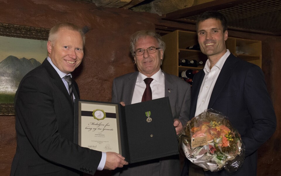 Knut Nesse, CEO Nutreco overrekker medalje og diplom til Torleif Abrahamsen. Til høyre Erlend Sødal, administrerende direktør i Skretting Norge.