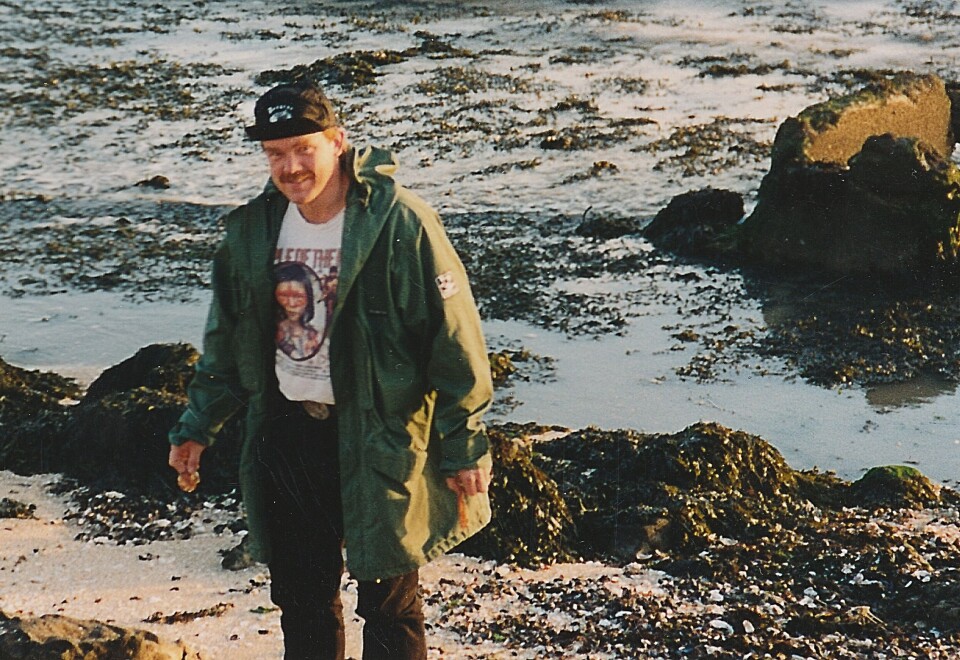 Kurt Oddekalv i sjøkanten ved La Rochelle i Frankrike under innspilling av Fangene på fortet i 1993. Foto: Pål Mugaas Jensen