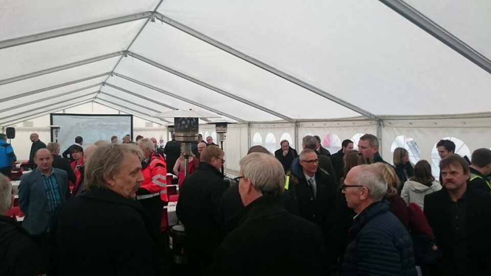 Fullt hus under åpningen av Cermaq-anlegget i Steigen. Foto: Therese Soltveit.