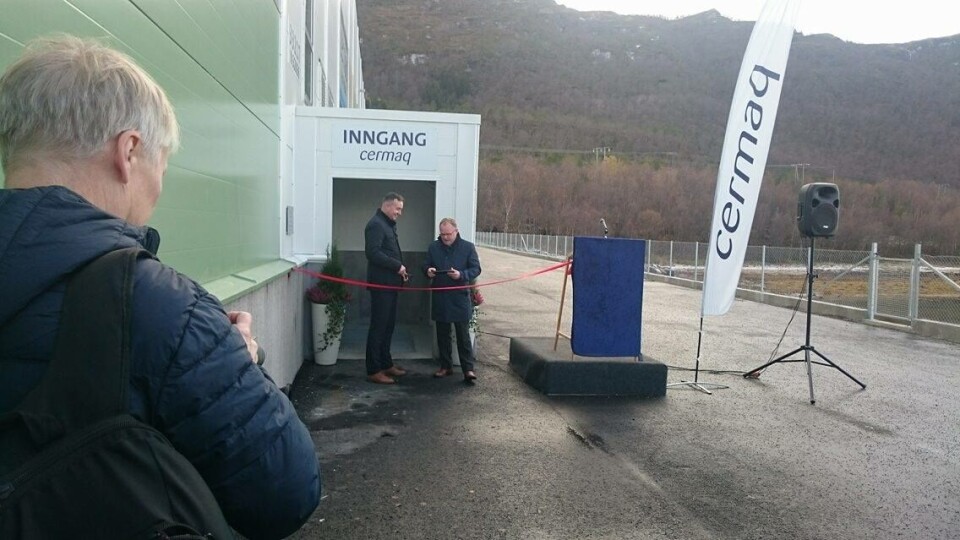 Per Sandberg klipper sløyfa til Cermaqs nye settefisk-anlegg, ved siden hans står Snorre Jonassen adm.dir i Cermaq. Foto: Therese Soltveit. Per Sandberg klipper sløyfa til Cermaqs nye settefisk-anlegg, ved siden hans står Snorre Jonassen adm.dir i Cermaq. Foto: Therese Soltveit.