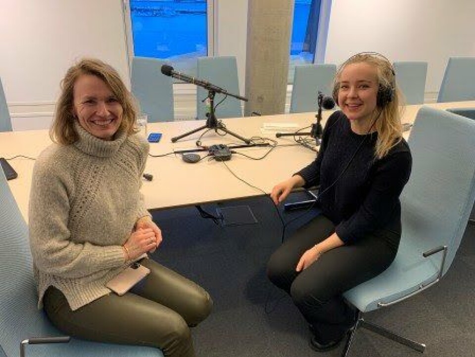Aino Olaisen (til venstre) og Janicke Echoff starter opp podcasten «Hekta på havbruk».