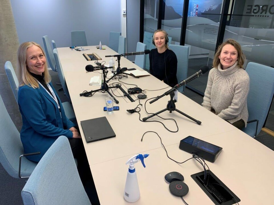 GJEST: Sjømatrådets administrerende direktør Renate Larsen (til venstre) er en av gjestene i podcasten 'Hekta på havbruk' som Aino Olaisen (til høyre) og Janicke Eckhoff nå starter opp.