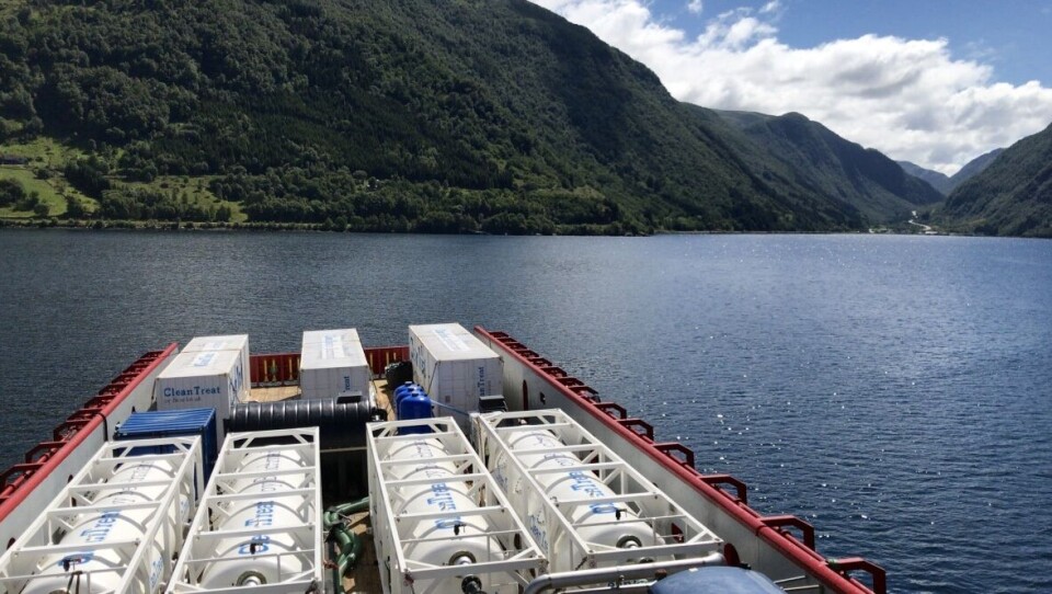 Containere plassert på dekk inneholder rensesystemet. Fisken behandles med legemidler (gjelder ikke hydrogenperoksid) og før den slippes tilbake i merden «vaskes» den ren for bademidler. Bademiddelet blir renset og medisinfritt vann slippes så ut i havet igjen. Klikk for større bilde. Foto: Benchmark.