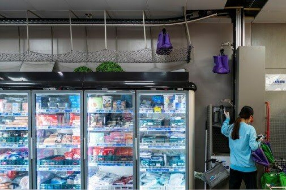 Det meldes om økt salg av dagligvarer via online applikasjoner og netthandel i Kina. Fra New Retail kjeden Hema Fresh i Kina. Foto: Sjømatrådet. Det meldes om økt salg av dagligvarer via online applikasjoner og netthandel i Kina. Fra New Retail kjeden Hema Fresh i Kina. Foto: Sjømatrådet.