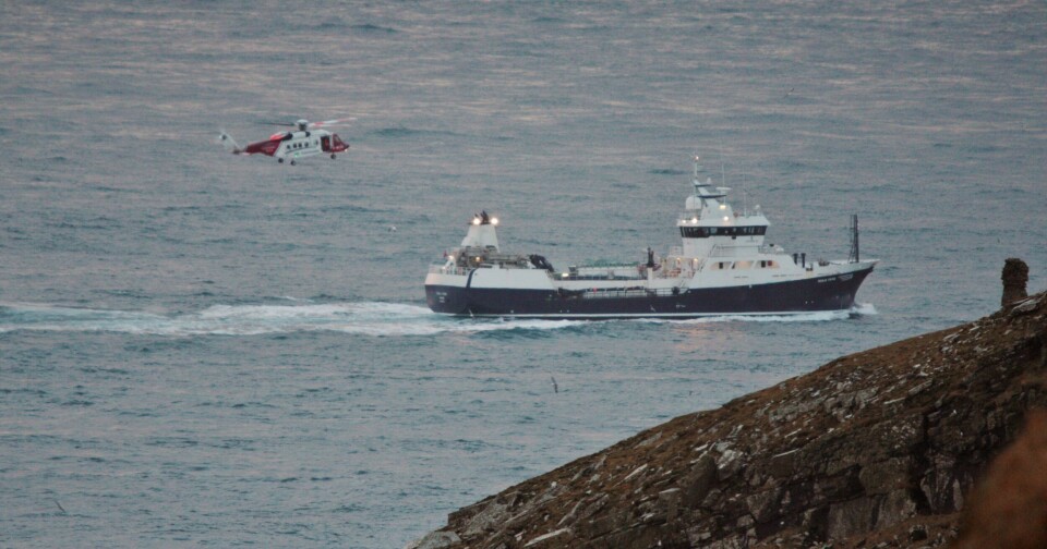 Den britiske kystvakten og Ronja Viking under en øvelse rundt øya Lewis og Harris. Foto: Ronnie Robertson/Wikipedia.