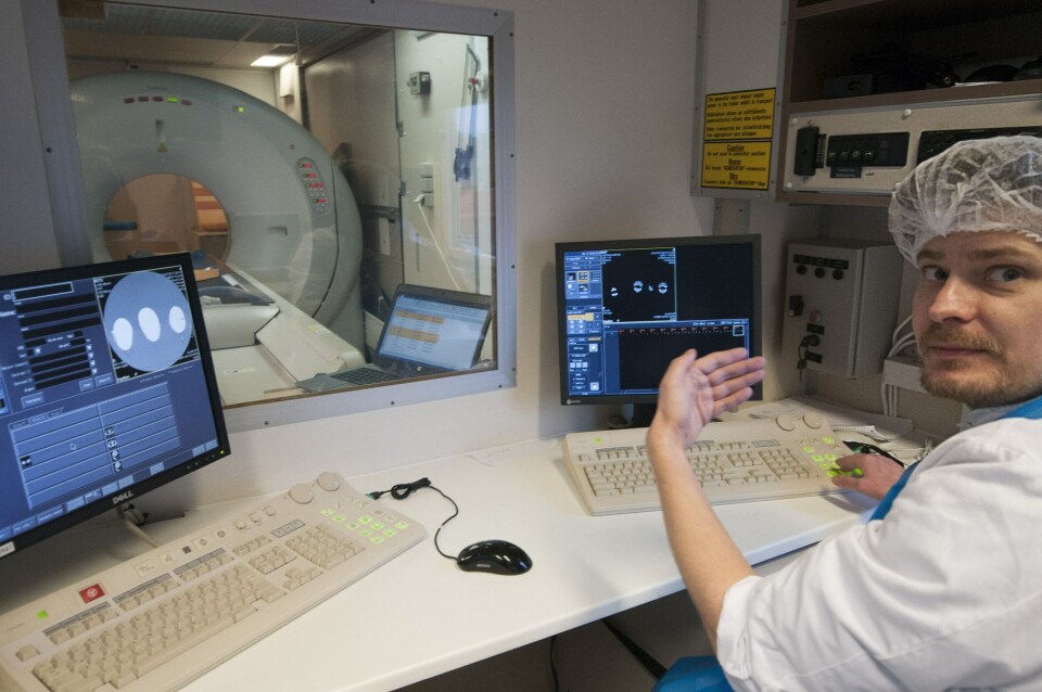 En helt vanlig CT-skanner, men et noe uvanlig oppdrag. Laksen skannes for å se om man kan bruke resultatene til erstatning for dagens manuelle målemetoder. Radiograf Dennis Brandborg Nielsen fra DMRI forteller at dette er rutine på gris i Danmark.