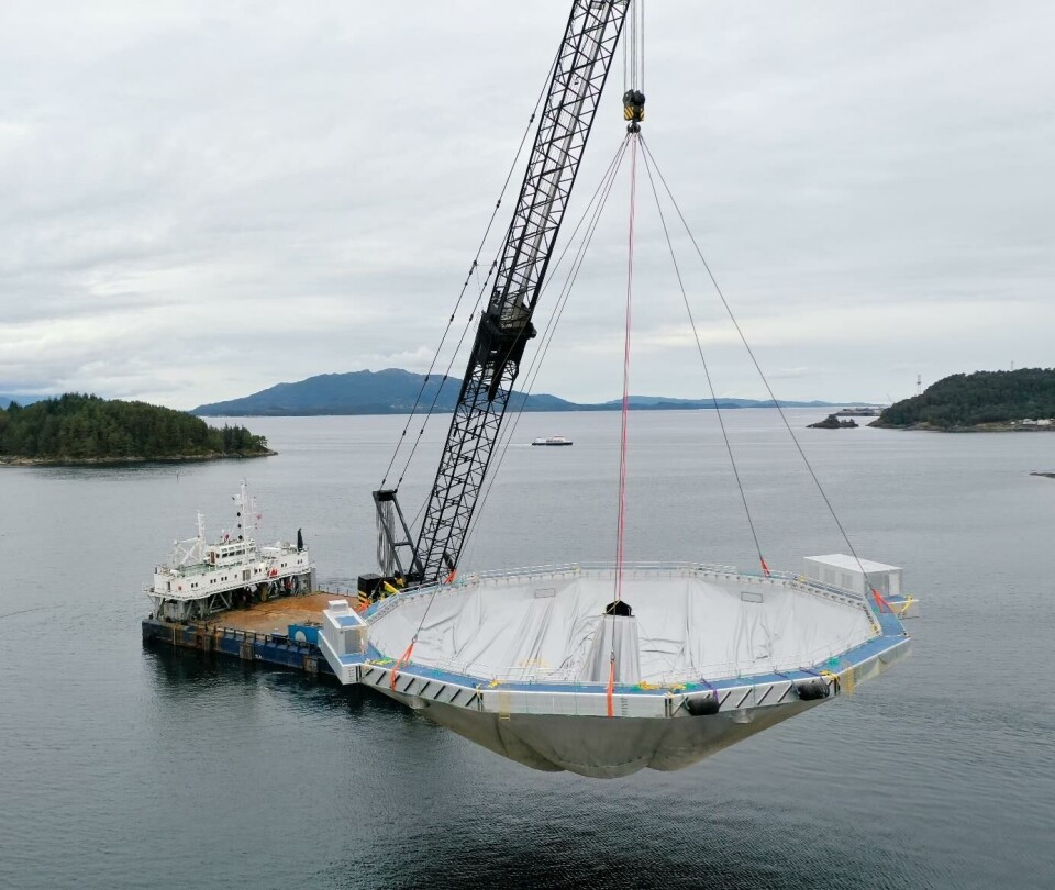 Sjøsetting på Leirvik, Stord av Ecomerden R30 med oksygengeneratorer for Eide Fjordbruk. Foto: Ecomerden Sjøsetting på Leirvik, Stord av Ecomerden R30 med oksygengeneratorer for Eide Fjordbruk. Foto: Ecomerden