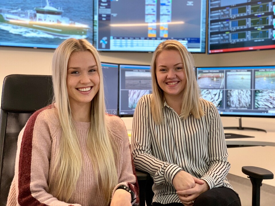 Kamilla Hoseth Hopshaug t.v og Elisa Orra startet nylig som fôroperatører i Blom Fiskeoppdrett. De unge damene trives godt bak spakene på fôringssentralen til oppdrettselskapet i Øygarden. Foto: BF.