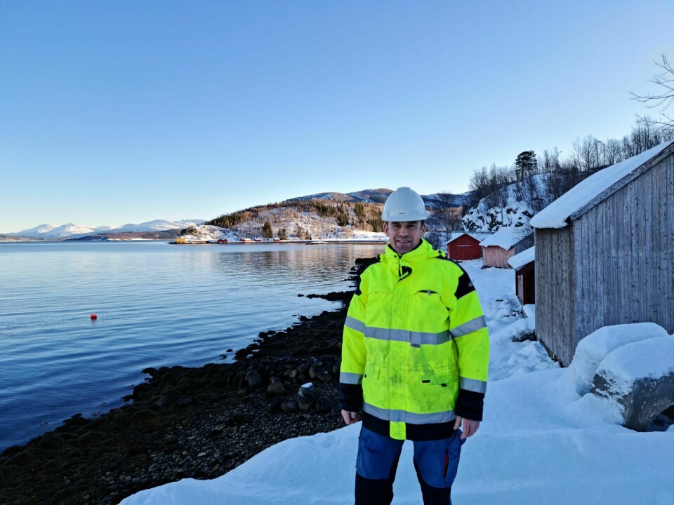 Daglig leder Børge Andreassen foran Skjerstadfjorden i Brevik. Foto: Salten Aqua.