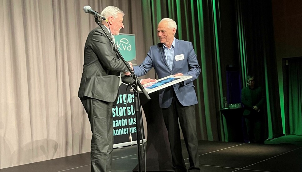 Aqkva søker etter nye kandidater for Aqkva-prisen. Håvard Bakke vant Aqkva-prisen i 2022. Her er han avbildet sammen med komitèleder Hans Inge Algrøy.