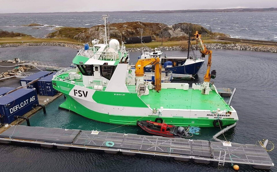 Her ser du et av de siste fartøyene Multi Server som har gjennomgått en desinfisering ved Defloat sitt anlegg på Hitra. Foto: Defloat.