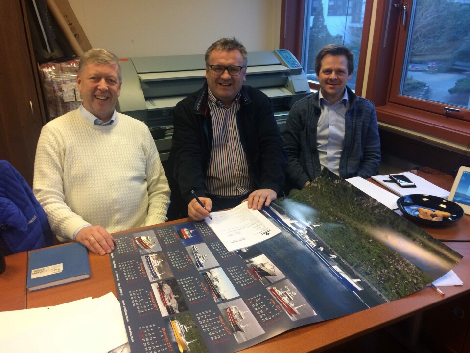 Artic Shipping-direktør Ove Vilnes (i midten) signerer ny kontrakt med Leif Gjelseth (t.v) og Arnfinn Hide fra Havyard MMC. Foto: Havyard MMC AS.