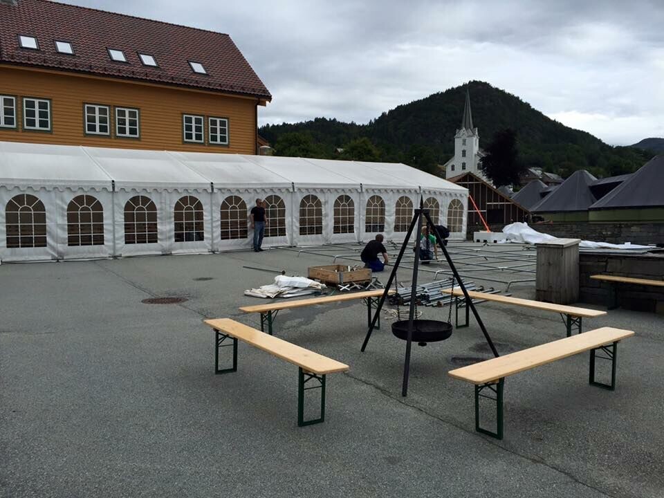 Selskapet håper vêrgudane tillett dei å bruka bålpanna ikveld. Foto: Lena Vermedal/Alsaker Fjordbruk.