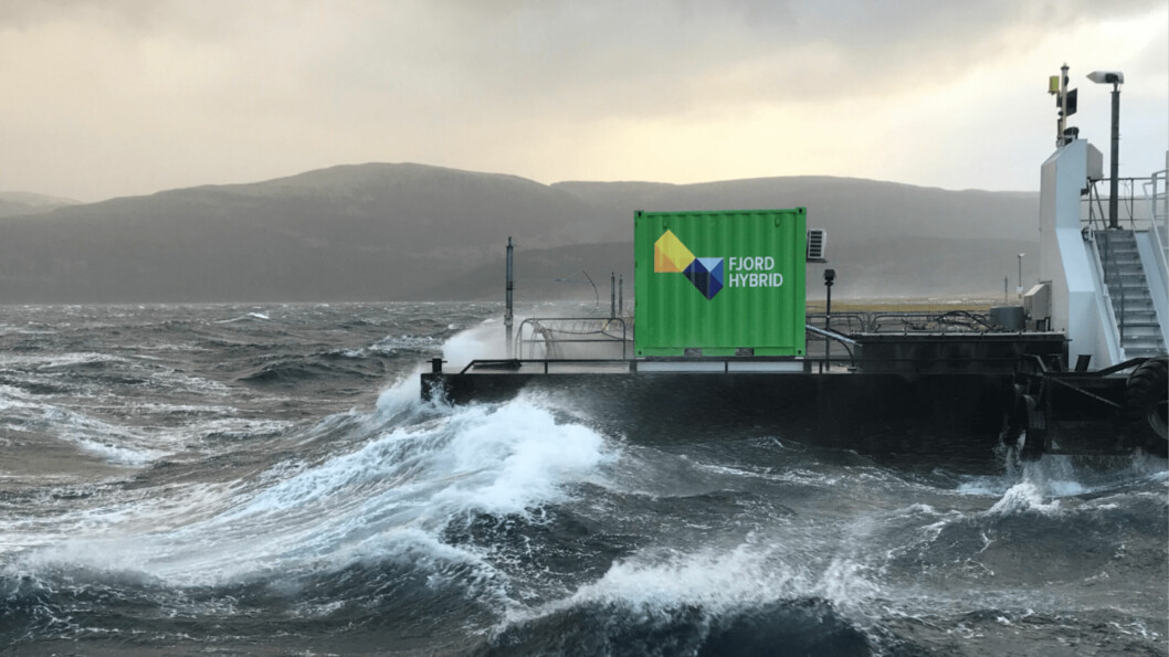 Fjord Hybrid bruker restkapasiteten som er igjen på generatoren til å lade batteriene samtidig som generatoren mater resten av anlegget med elektrisitet. Når batteriene er fulladet stopper generatoren, og Fjord Hybrid drifter anlegget. Foto: Fjord Maritime.