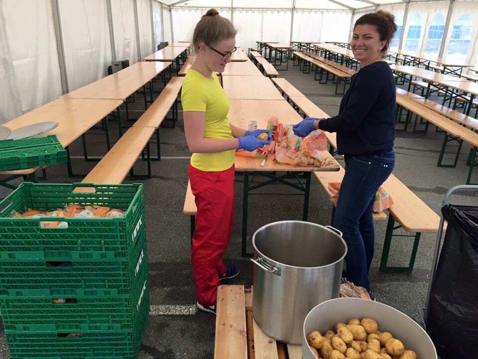 Malene Kristine og Iva forberedar litt av dagens lakseretter som skal bli servert. Foto: Lena Vermedal/Alsaker Fjordbruk.