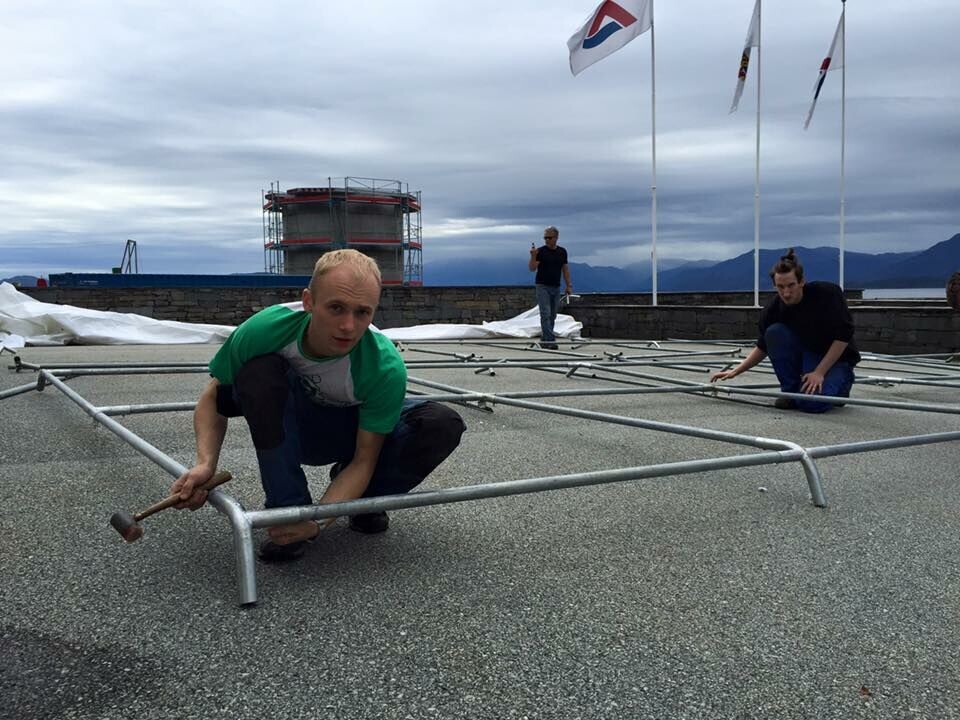 - Å setja opp partytelt av denne storleiken er eit skikkeleg puslespel, men karane på LOS Fjord får det til. Foto: Lena Vermedal/Alsaker Fjordbruk.