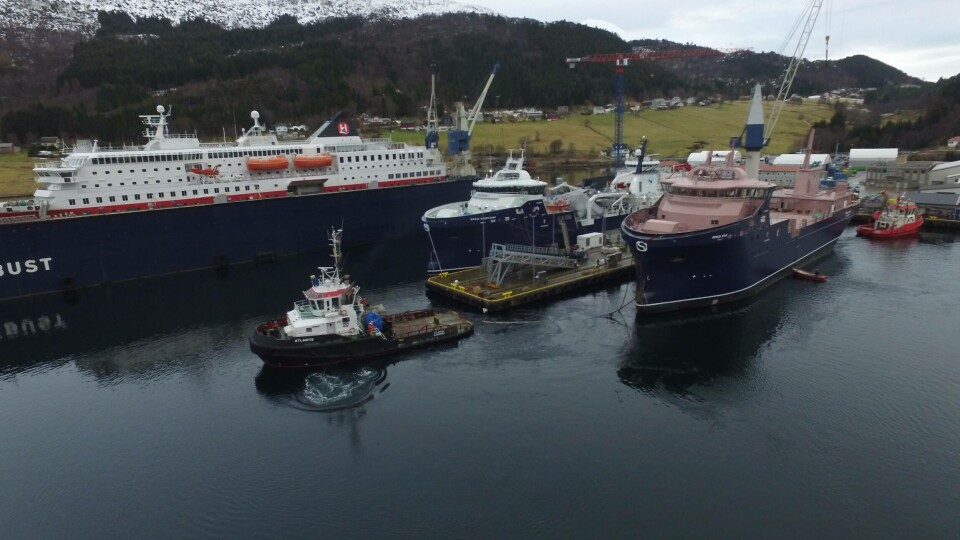 Høg aktivitet ved Myklebust Veft med «Richard With» i dokk, bygg 76 «Ronja Nærøysund» og skroget til bygg 77 «Ronja Star» ved kai. Foto: Myklebust Verft