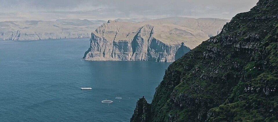 Oppdrett på Færøyene skjer i spektakulære naturgitte landskap. Hiddenfjords lokaliteter er værutsatte og selskapet har i løpet av 2020 startet drift på en av verdens mest eksponerte lokaliteter med gode resultat. Foto: Hiddenfjord.