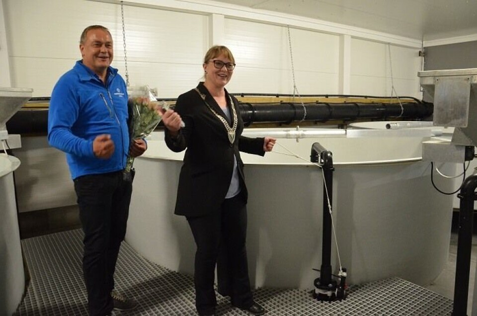 Driftsleder Frode Sørdal og Ordfører Lena Marie Landsverk Sande. Foto: Marine Harvest.