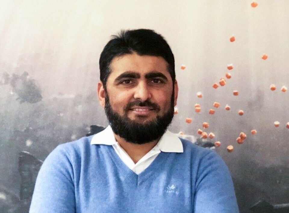 Rafiq Ahmad har brukt eksperimentell tilnærming for å dokumentere store forskjeller i nødvendig temperatur og vanninnhold for å oppnå en tilstrekkelig plastisering av proteiner anvendt i laksefôr. Foto: Julia Løining.