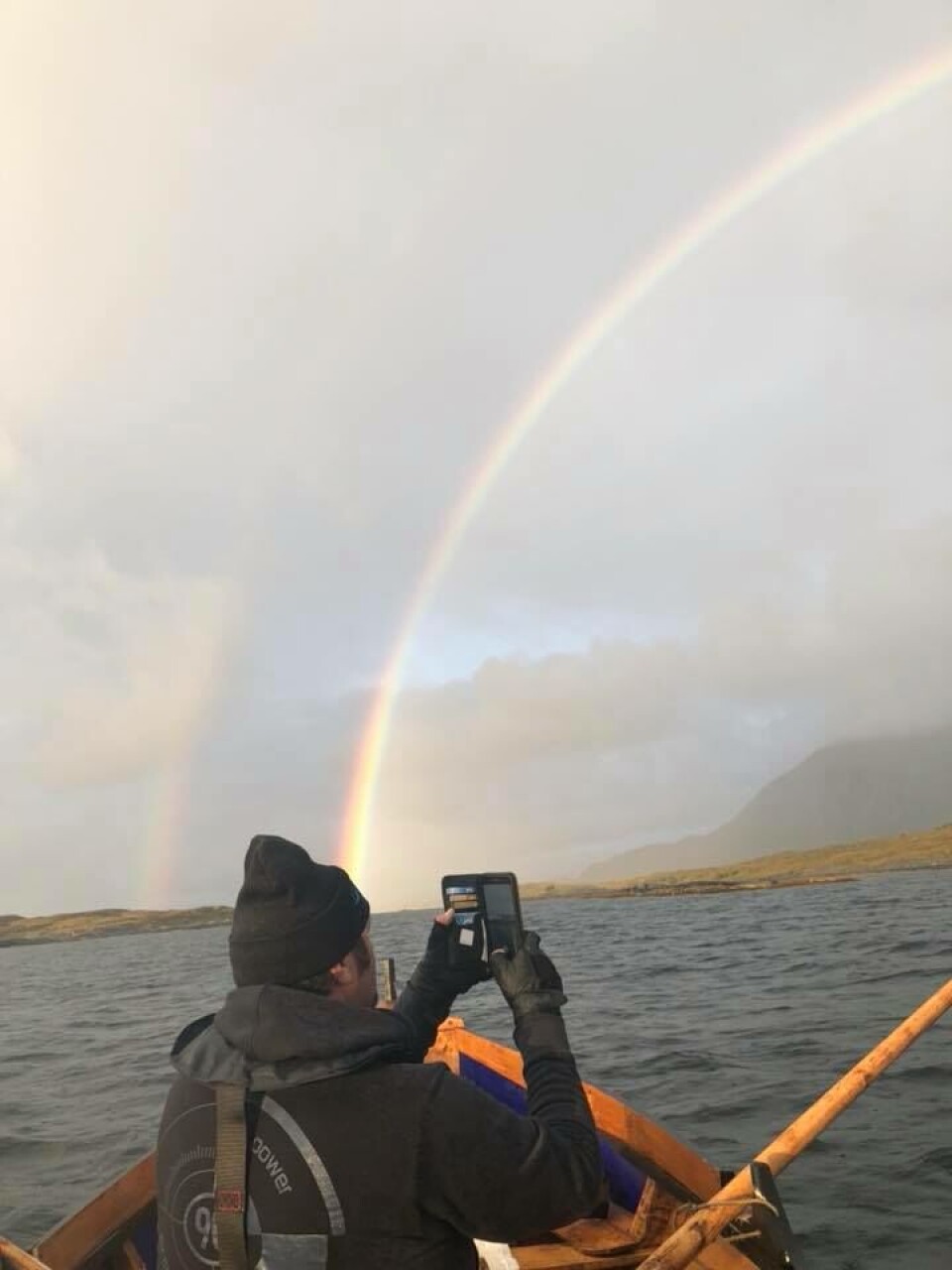 Petter Gunnarstein 'Bobilkongen' foreviger den fine regnbuen på dagens rotur. Foto: Sølvtrans.