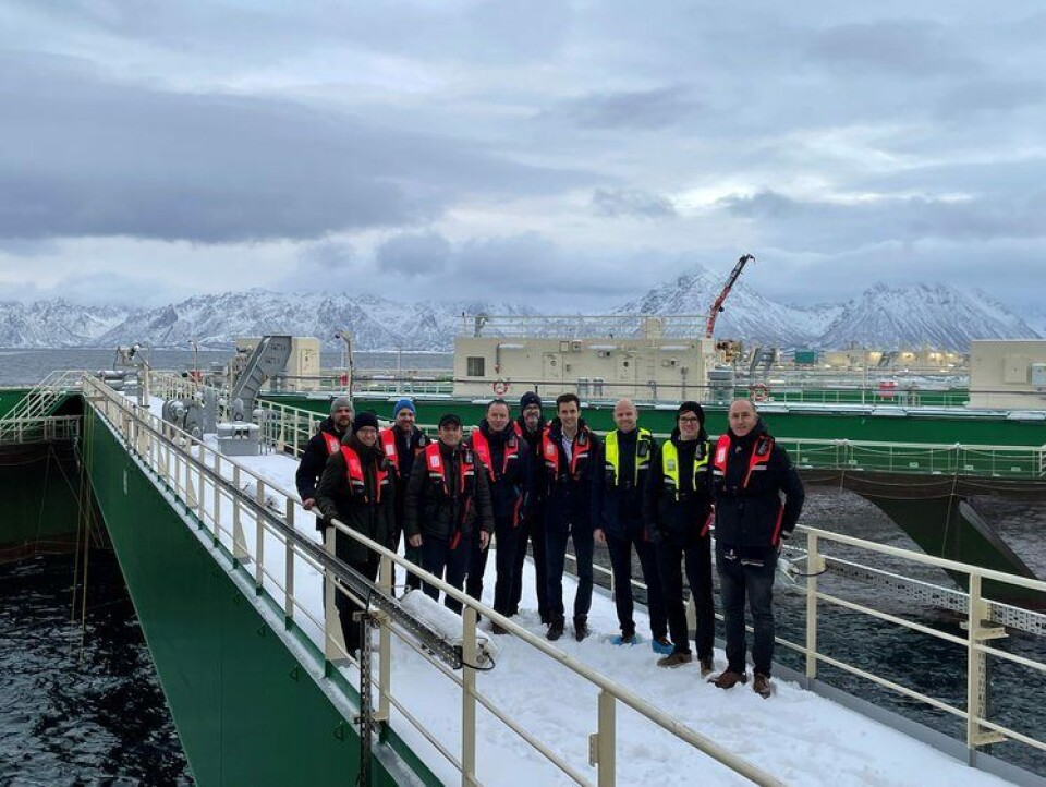 Representanter fra Gemak, Nordlaks og NSK Ship Design var samlet på havfarmen Jostein Albert i forkant av kontraktsigneringen. Prosjektleder Bjarne Johansen er nummer to fra høyre. Mats Nygaard Nygaard Johnsen i NSK Ship Design er nummer fire fra høyre. Foto: Nordlaks