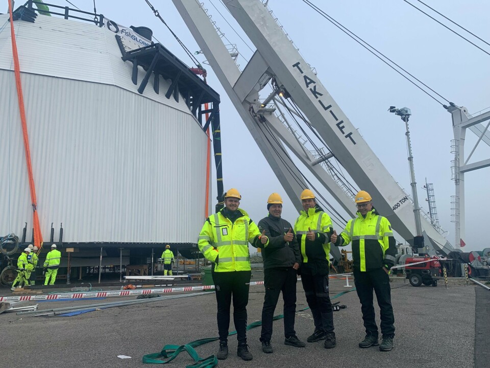 F.v Tor Magne Madsen, Arne Berge, Eivin Berge og Tor Hellestøl er glade for å ha sjøsatt globe #2. Klikk for større bilde. Foto: Fishglobe