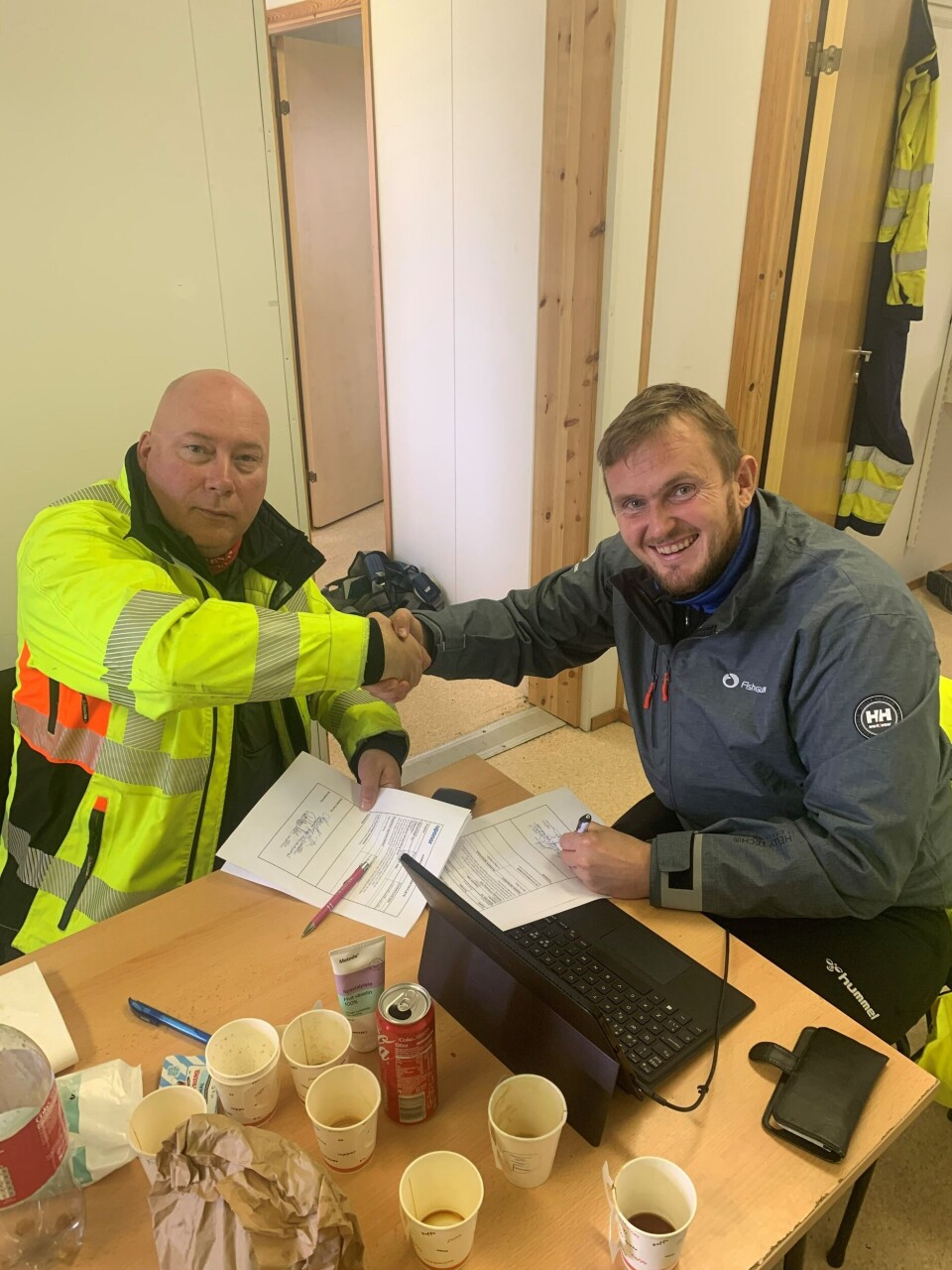 Tor Magne Madsen og Kari Karjalainen fra Uponor signerer overlevering. Klikk for større bilde.Foto: Fishglobe